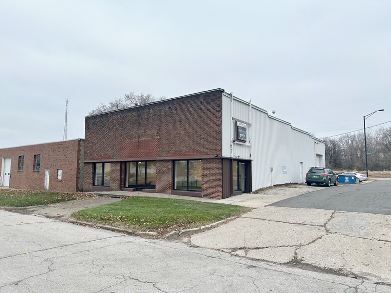 Primary Photo Of 307 S Locust St, Champaign Showroom For Lease