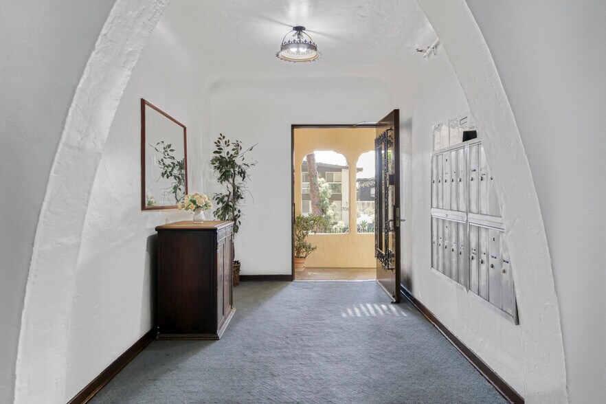 More Photos Of 7063 Lanewood Ave, Los Angeles Apartments For Sale