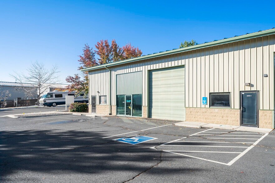 More Photos Of 20756 High Desert Ct, Bend Warehouse For Lease