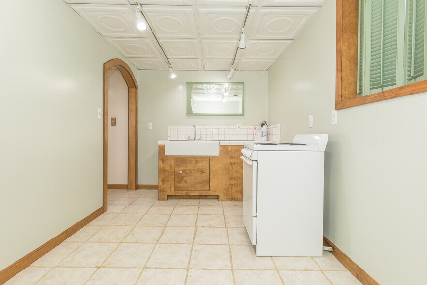 More Photos Of 131 Copenhaver St, Marion Shelter For Sale