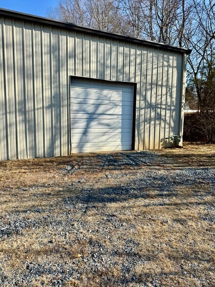 More Photos Of 117-D Liberty Dr, Thomasville Warehouse For Lease