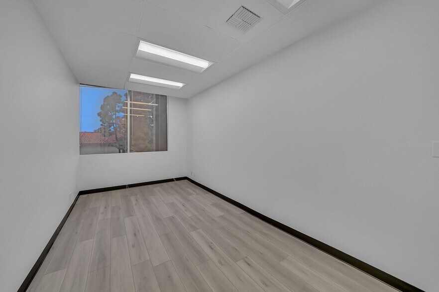 More Photos Of 4667 MacArthur Blvd, Newport Beach Office For Lease