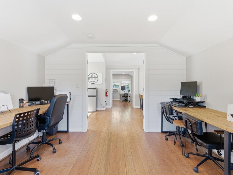 More Photos Of 928 E 11 Mile Rd, Royal Oak Serviced Offices For Lease