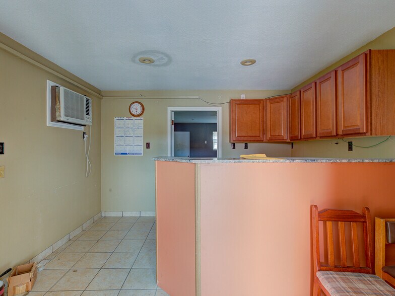 More Photos Of 2627 Manor Rd, Austin Hotel For Sale