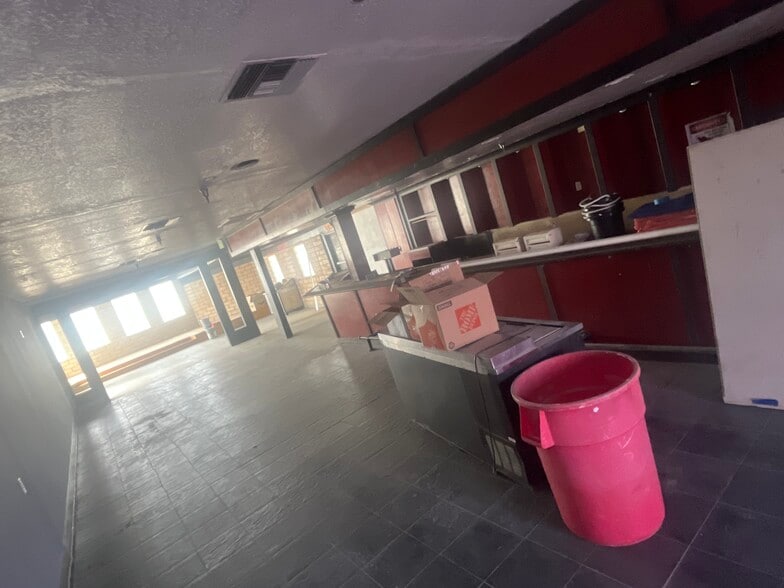 More Photos Of 4647 White Ln, Bakersfield Restaurant For Lease