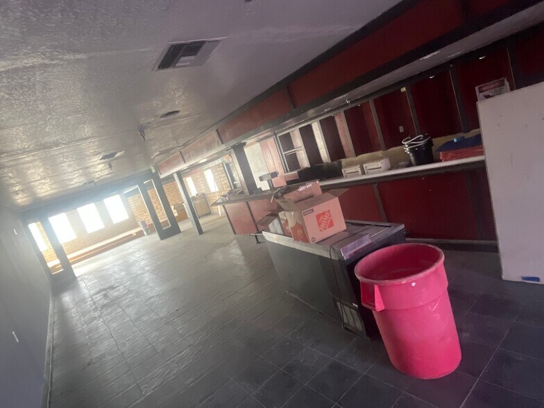 More Photos Of 4647 White Ln, Bakersfield Restaurant For Lease