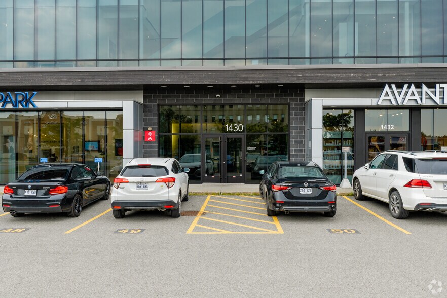 More Photos Of 1428-1432 Boul Saint-Martin O, Laval Office For Sale