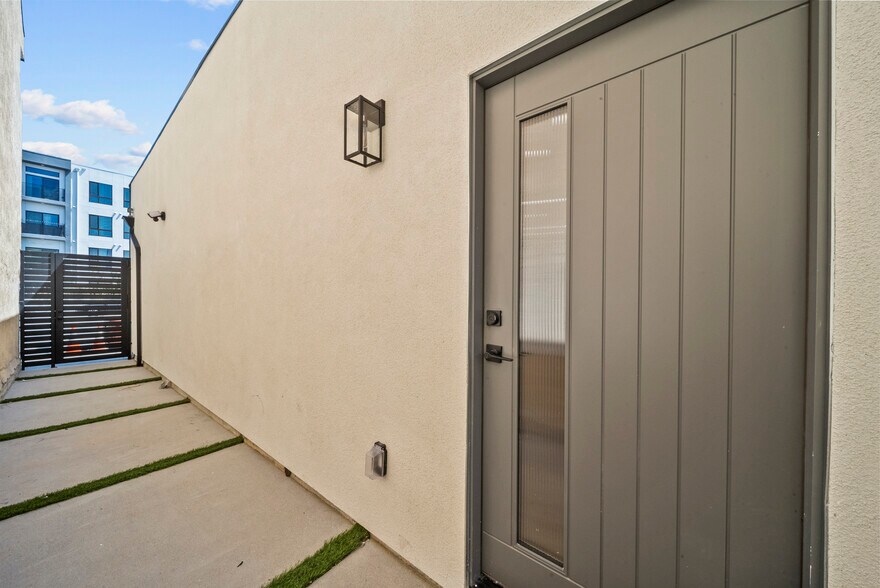 More Photos Of 11488 Burbank Blvd, North Hollywood Flex For Sale