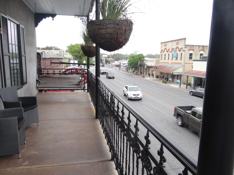 More Photos Of 152-170 S Main St, Boerne Storefront For Lease