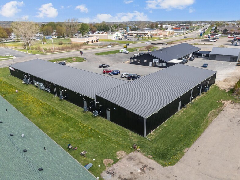 More Photos Of 1186 N Shawano St, New London General Retail For Lease