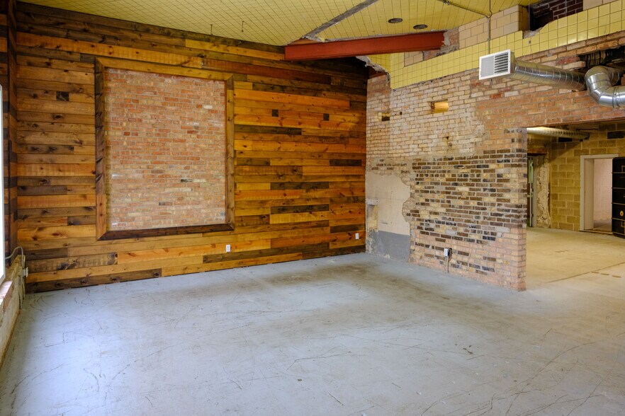 More Photos Of 408 W Main St, Benton Harbor Freestanding For Lease