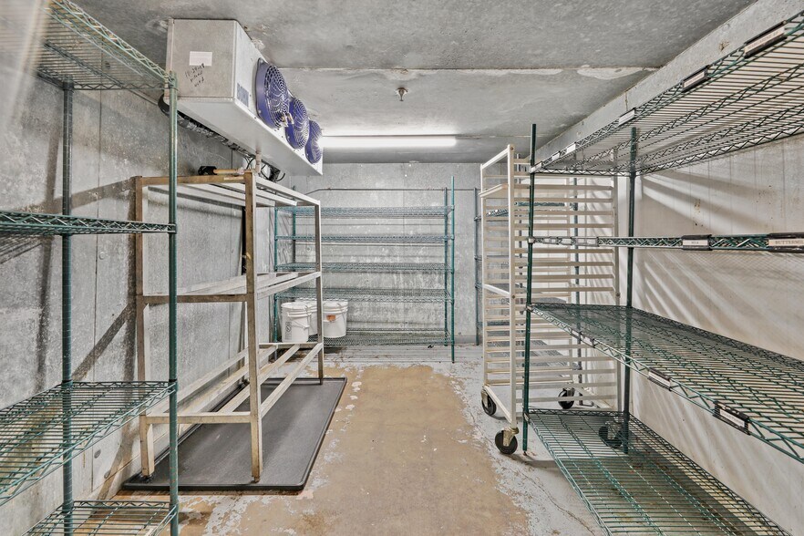 More Photos Of 6915 Spencer Hwy, Pasadena Restaurant For Lease