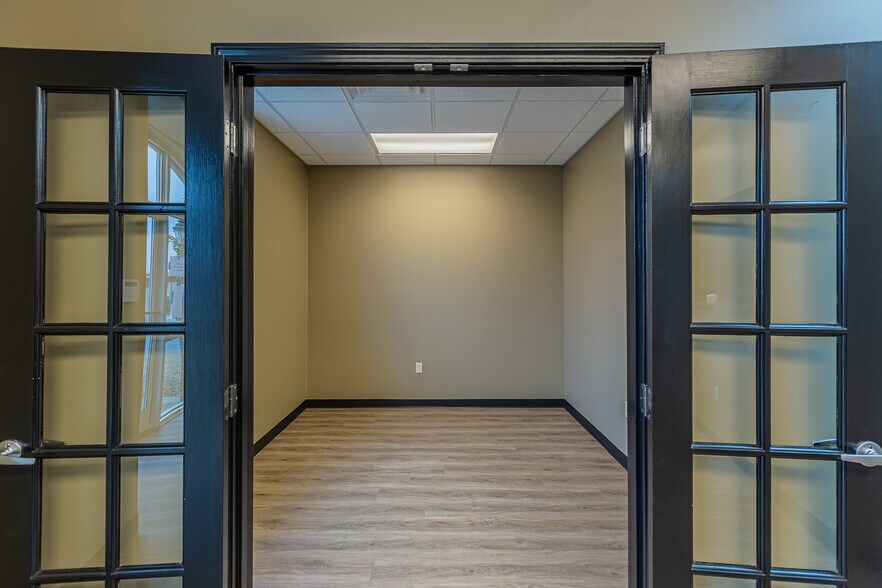 More Photos Of 120 Center Pointe Dr, Clarksville Office For Lease