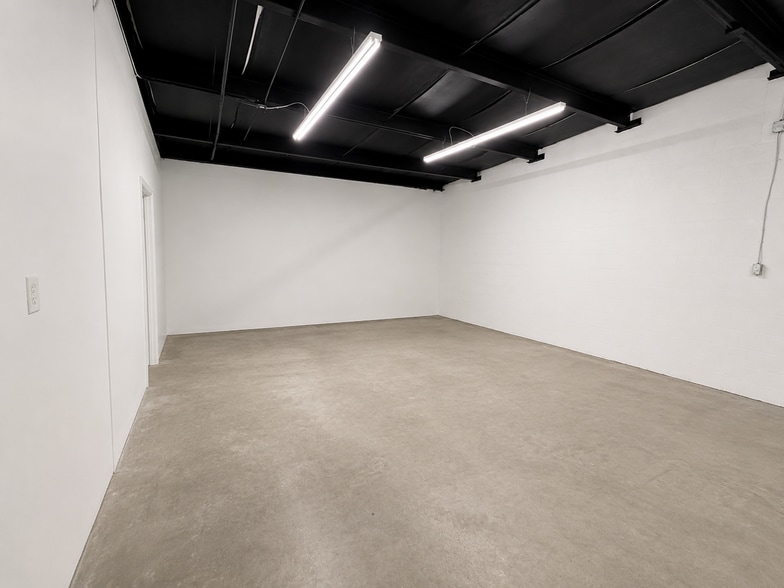 More Photos Of 5100 E Broadway Ave, Tampa Showroom For Lease