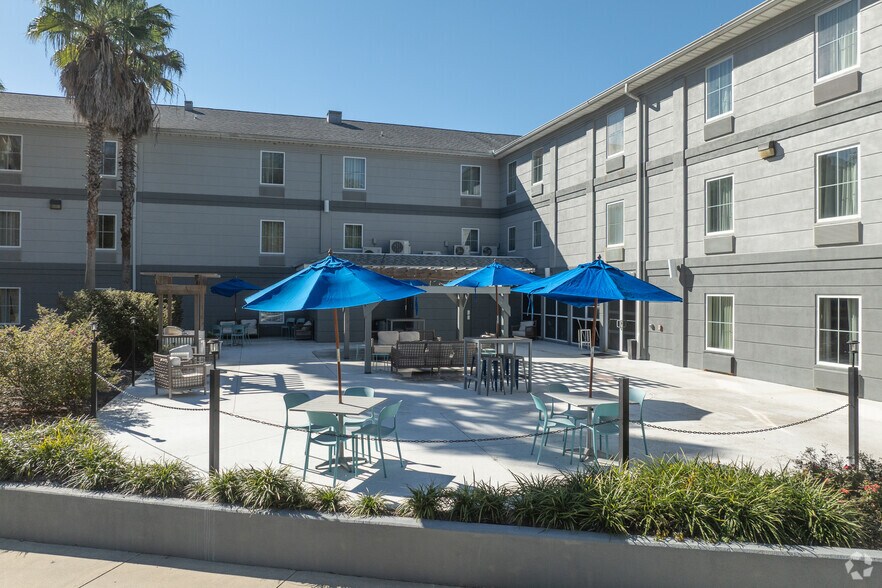 More Photos Of 1978 Village Green Way, Tallahassee Hotel For Sale