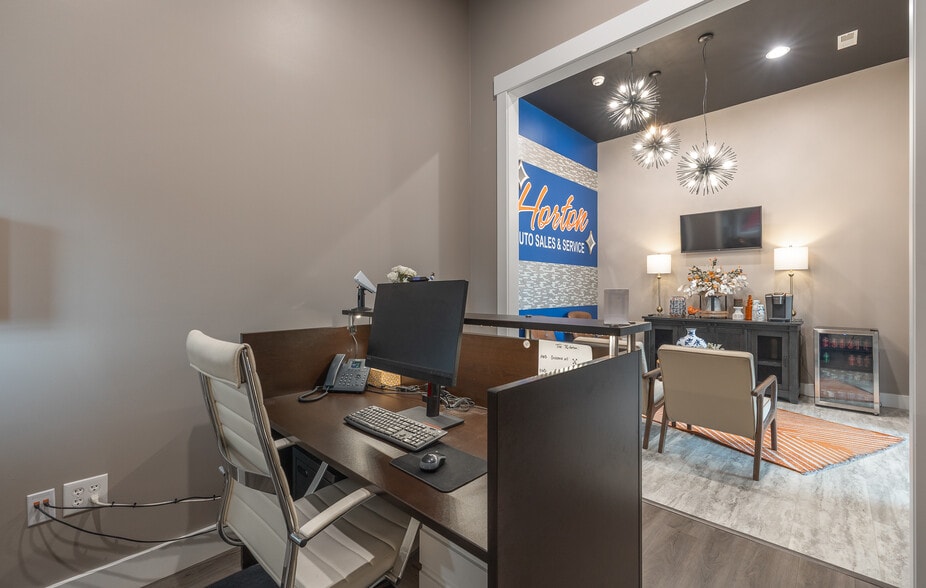 More Photos Of 1008 E Main St, Linn Auto Dealership For Sale