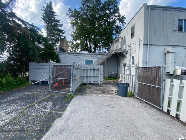 More Photos Of 21445 Gumina Rd, Brookfield Restaurant For Sale