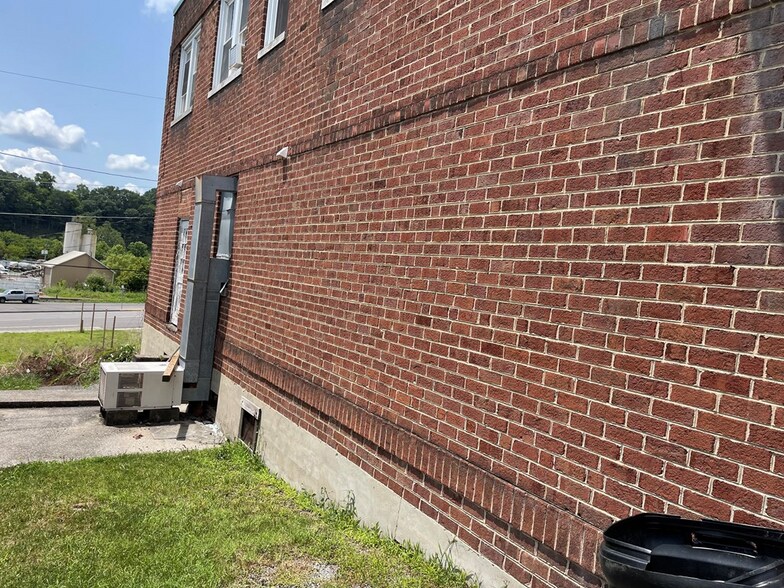 More Photos Of 1312-1314 2nd St, Richlands Office For Sale