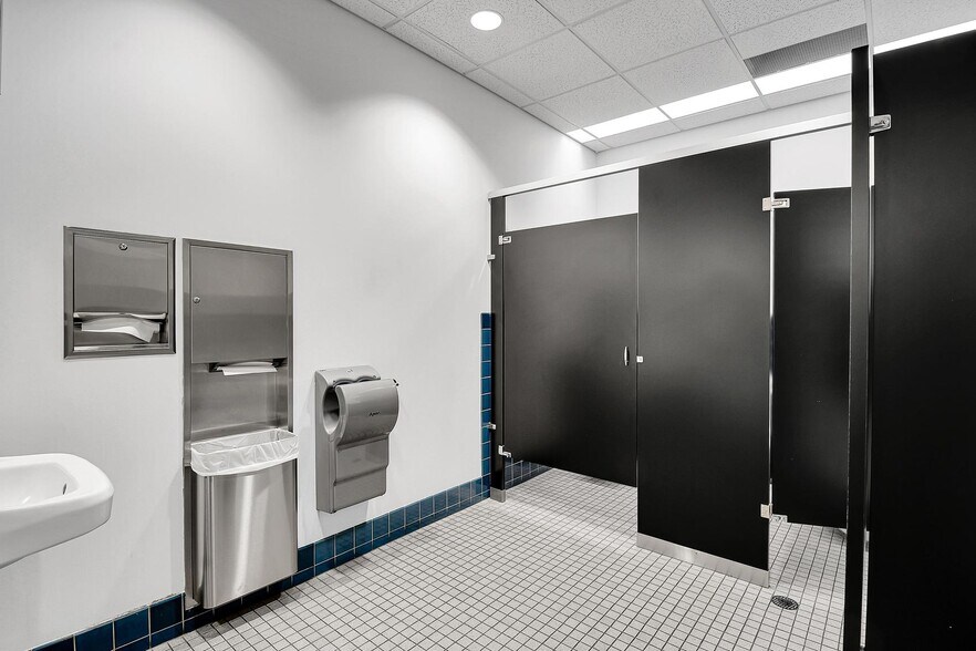 More Photos Of 2727 Western Ave, Seattle Loft Creative Space For Lease