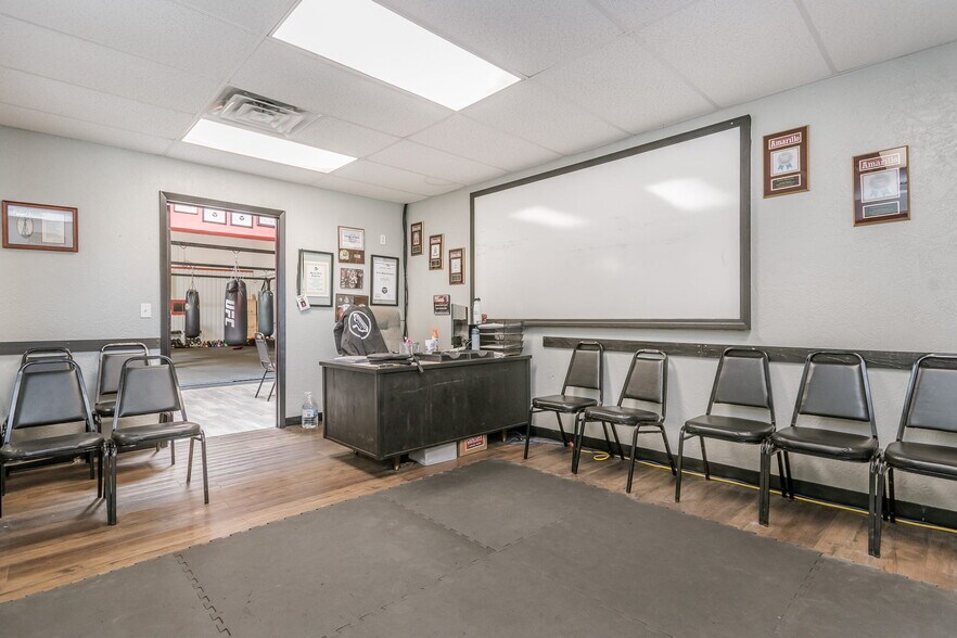 More Photos Of 5740 Canyon Dr, Amarillo Warehouse For Sale