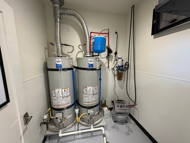 More Photos Of 590 N Main St, Leeds Manufacturing For Sale