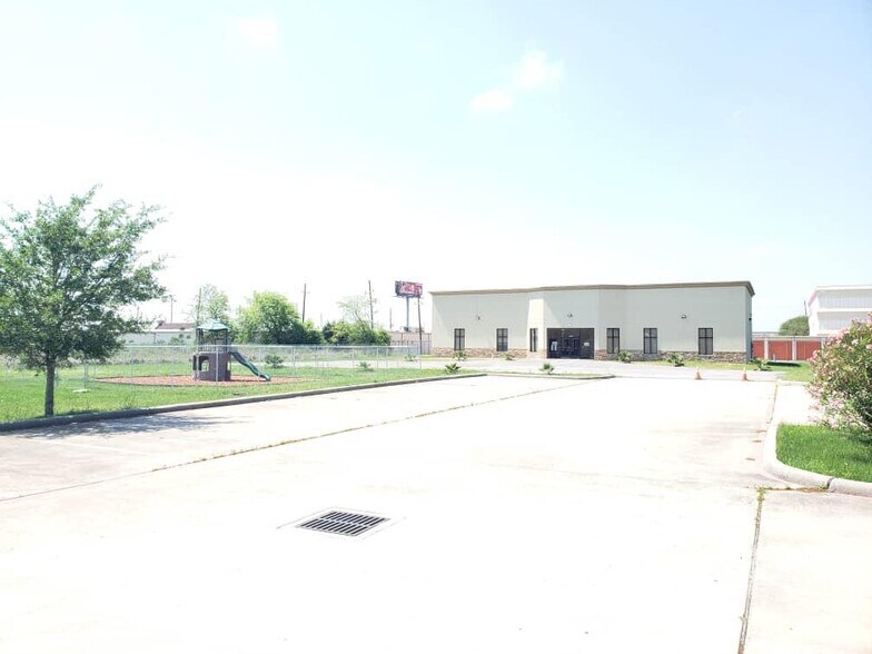More Photos Of 6603 Langham Dr, Houston Religious Facility For Lease