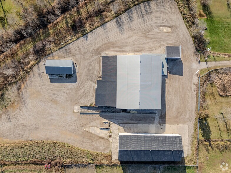 More Photos Of 140 Elizabeth St, Lambton Shores Distribution For Lease