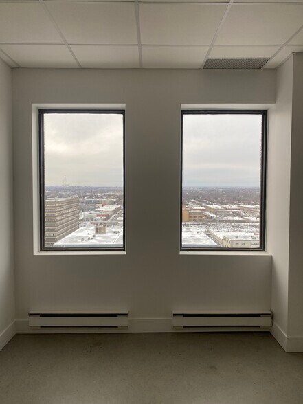 More Photos Of 555 Rue Chabanel O, Montréal Office For Sale
