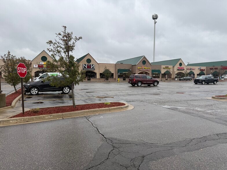 More Photos Of 21300-21384 Hall Rd, Clinton Township Freestanding For Lease