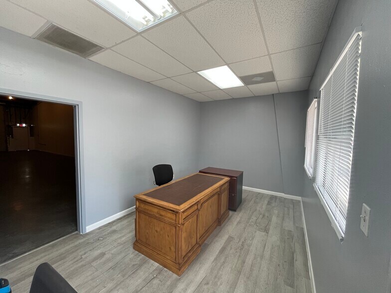 More Photos Of 735 NE 19TH Pl, North Fort Myers Warehouse For Lease