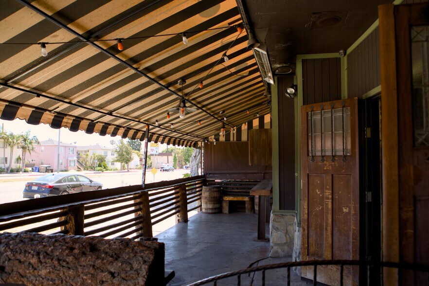 More Photos Of 10939 Venice Blvd, Los Angeles Bar For Sale