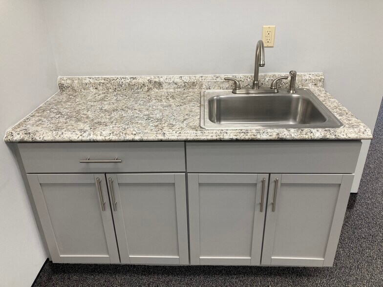 More Photos Of 6820-6848 Washington Ave S, Eden Prairie Showroom For Lease