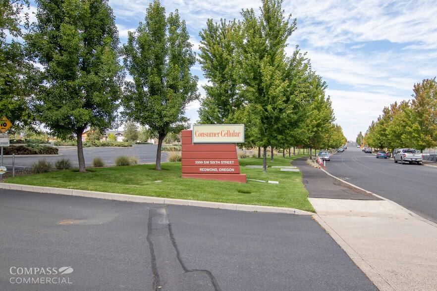 More Photos Of 2999 SW 6th St, Redmond Office For Lease