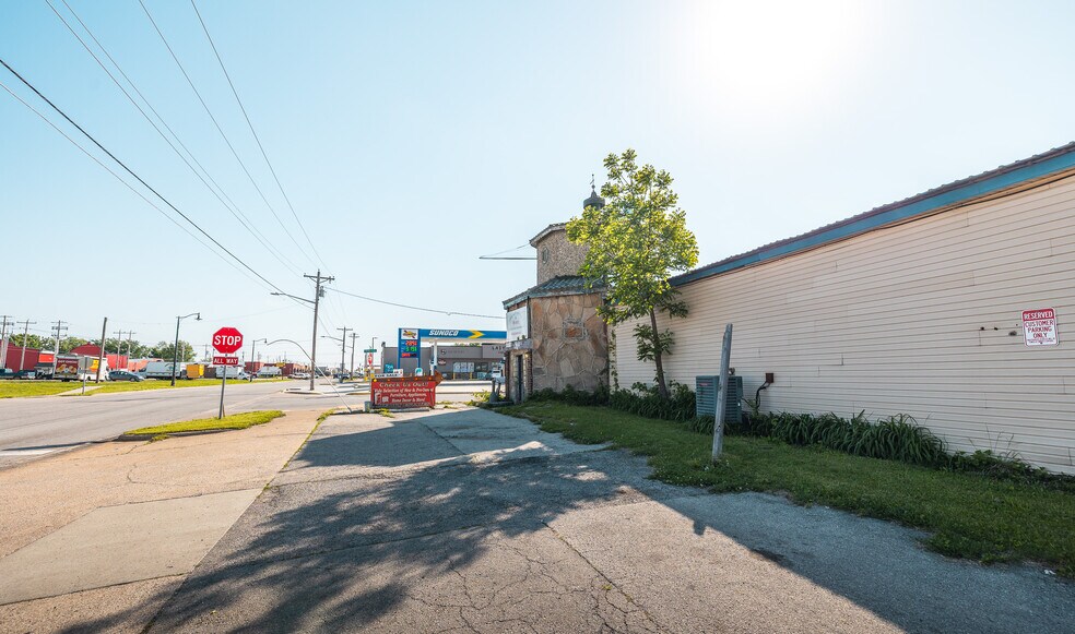 More Photos Of 600 W Commercial St, Lebanon Department Store For Sale