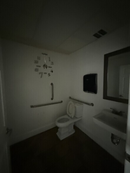 More Photos Of 7618 Ogontz Ave, Philadelphia Office For Sale