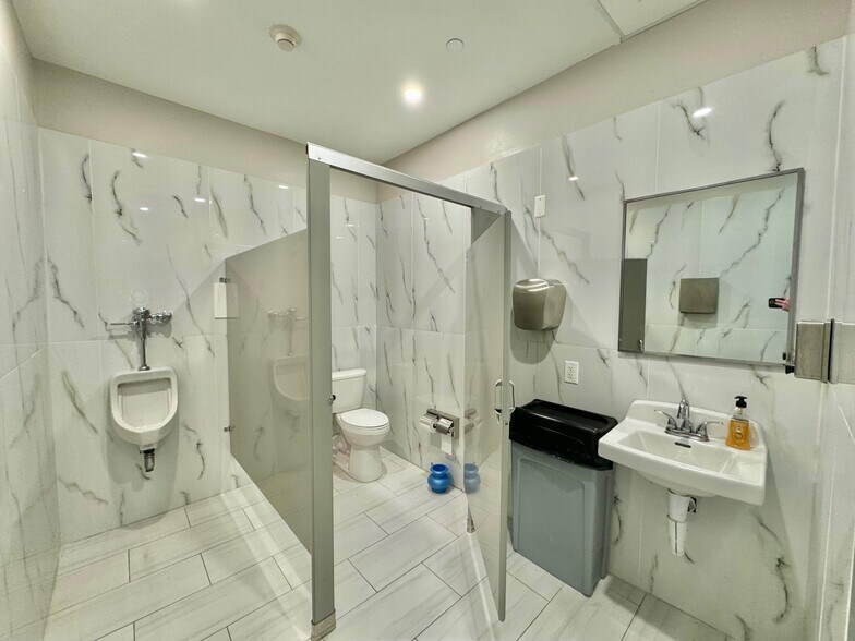 More Photos Of 136-21 Hillside Ave, Richmond Hill Medical For Lease
