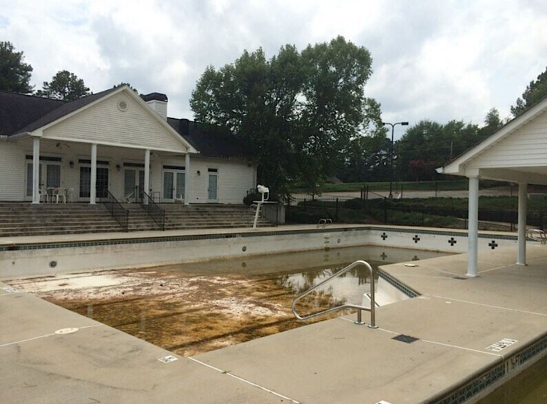 2084 McGee Rd, Snellville, GA 30078 Swimming Pool For Sale