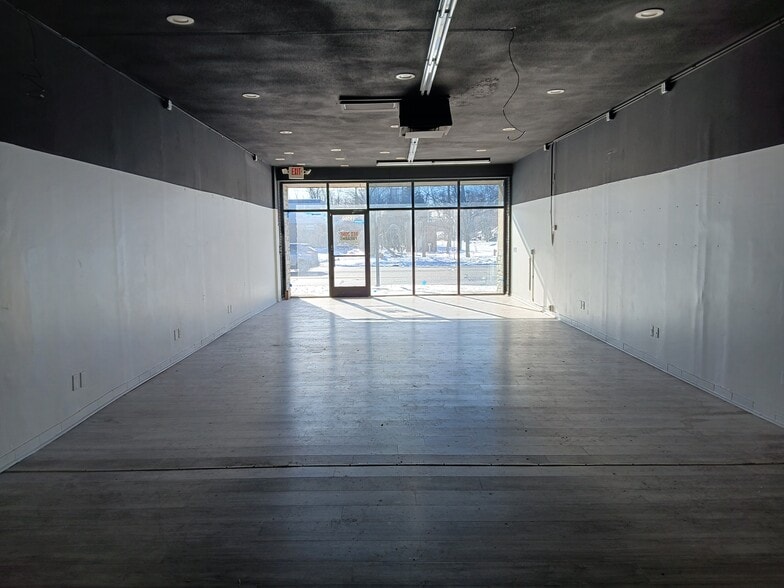 More Photos Of 15556-15560 W Twelve Mile Rd, Southfield Freestanding For Lease