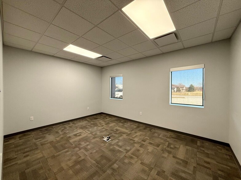 More Photos Of 950 Transport Dr, Valparaiso Flex For Lease