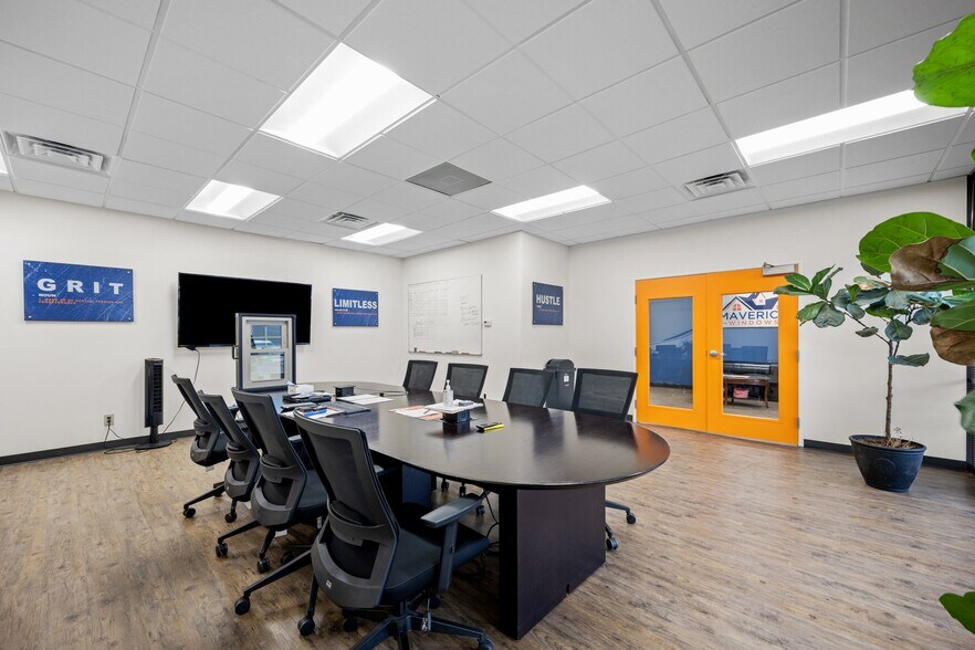 More Photos Of 4500-4540 Beltway Dr, Addison Showroom For Lease