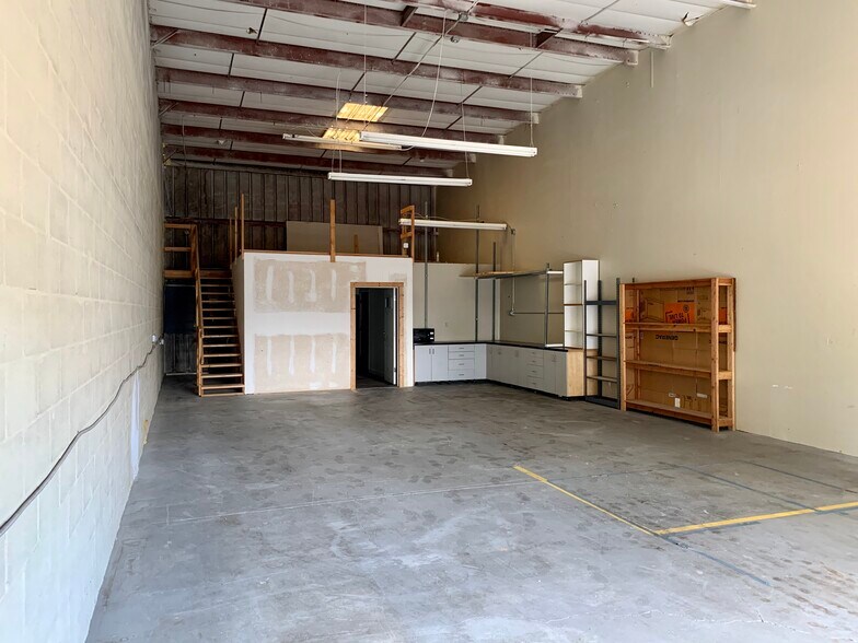 More Photos Of 1575 Cattlemen Rd, Sarasota Showroom For Lease