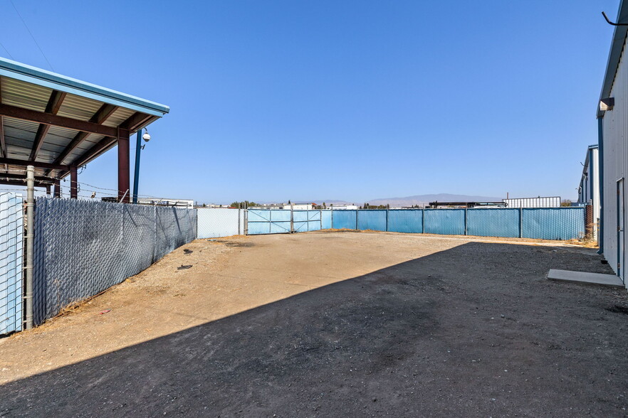 More Photos Of 2550 E Belle Ter, Bakersfield Manufacturing For Lease