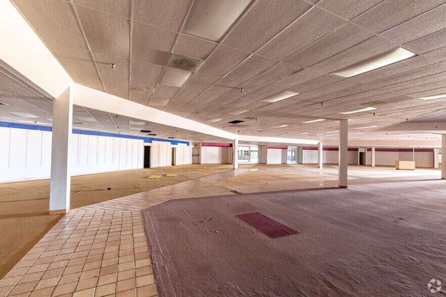 More Photos Of 423-593 Interstate 30, Rockwall Unknown For Lease