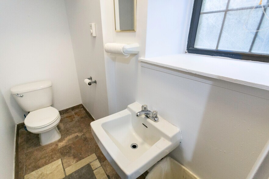 More Photos Of 6 Burns St, Forest Hills Apartments For Lease