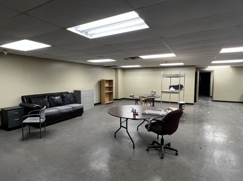 More Photos Of 5977 Hazeldean Rd, Ottawa Warehouse For Lease