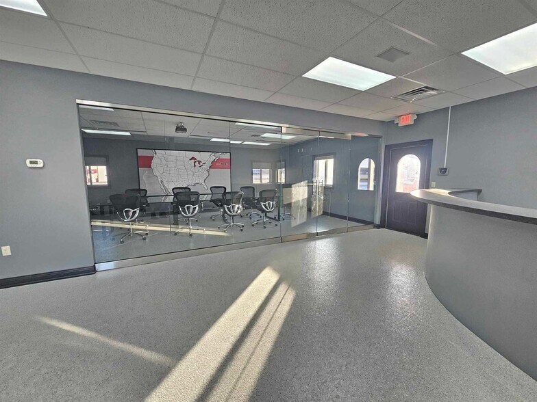 More Photos Of 170 W Circle Dr, Saint Charles Manufacturing For Lease