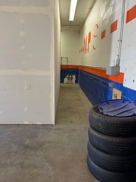 More Photos Of 195 Prairie Hawk Dr, Castle Rock Warehouse For Lease