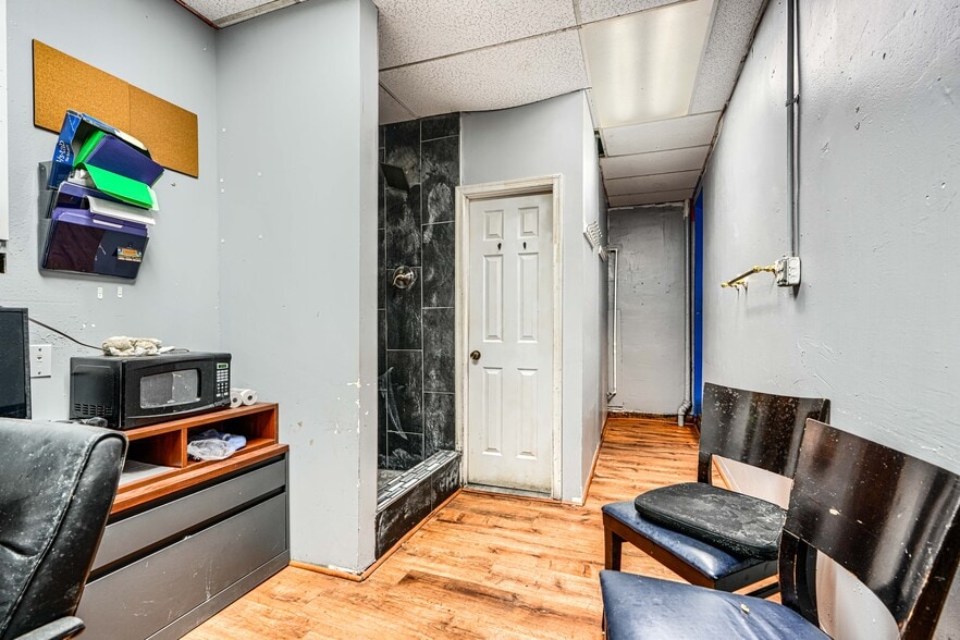 More Photos Of 414-416 E Baltimore St, Baltimore Bar For Sale