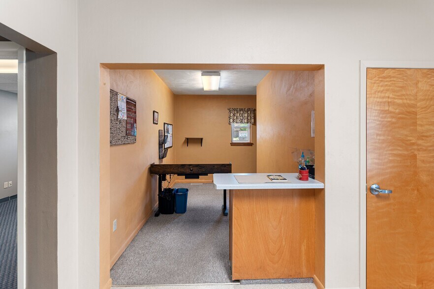 More Photos Of 712 S Pearl St, New London Office For Sale