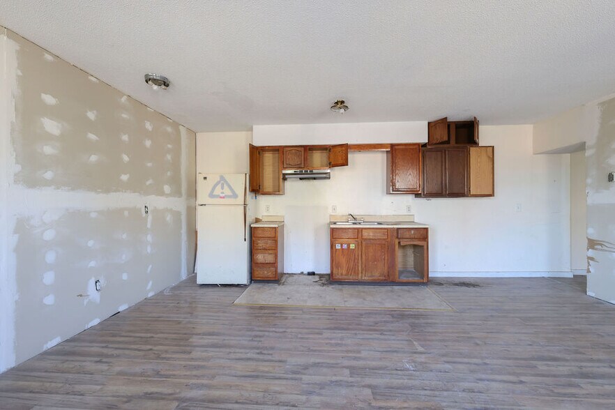 More Photos Of 121 W Broadway, Fulton Storefront Retail Residential For Sale